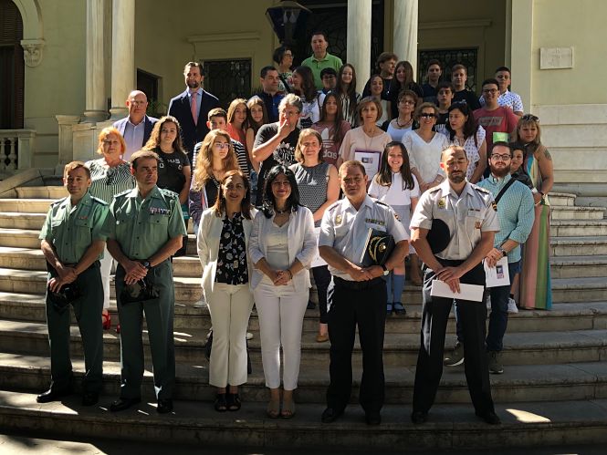 La subdelegada del Gobierno, Inmaculada López Calahorro junto a los galardonados (SUBDELEGACIÓN) 