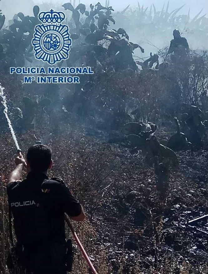 Un miembro de la Policía Nacional en la extinción del incendio (POLICÍA NACIONAL)