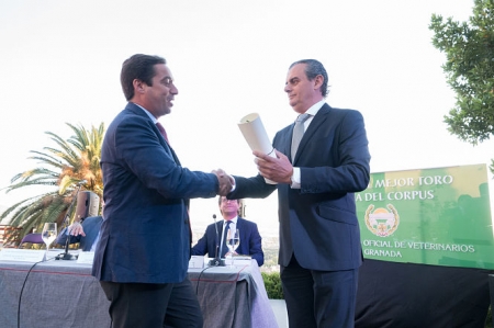 El Presidente del Colegio de Veterinarios hace la entrega del premio a la ganadería Núñez del Cuvillo (COLVETGR El Presidente del Colegio de Veterinarios hace la entrega del premio a la ganadería Núñez del Cuvillo (COLVETGR