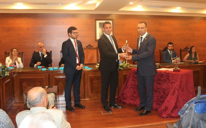 Francisco Rodríguez (PP) recibe el bastón de mando (AYTO. ALHENDÍN)