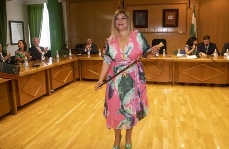 Loli Cañavate con el bastón de mando (AYTO. ARMILLA)