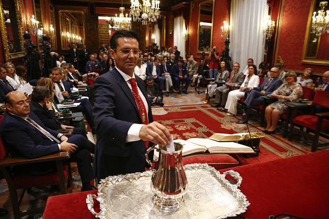 Francisco Cuenca introduce su voto en la sesión de investidura (ÁLEX CÁMARA) 