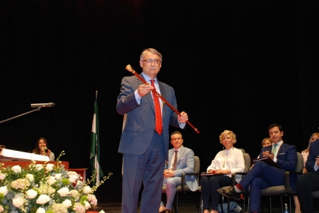 Pedro Martínez con el bastón de mando (AYTO. ATARFE)