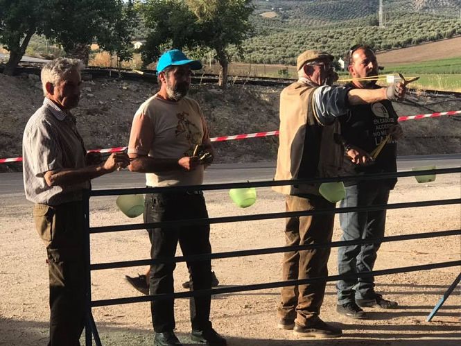 Momento del concurso de tirachinas de Montefrio (AYTO. MONTEFRIO)