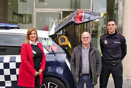 Loli Cañavate, Alcaldesa de Armilla, con miembros de la Policía Local (AYTO. ARMILLA) 