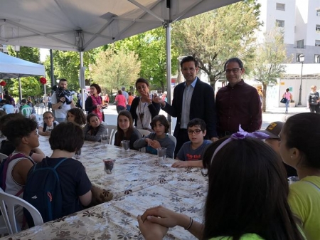 Francisco Cuenca con los escolares que han participado en los talleres (AYTO. GRANADA) Francisco Cuenca con los escolares que han participado en los talleres (AYTO. GRANADA)