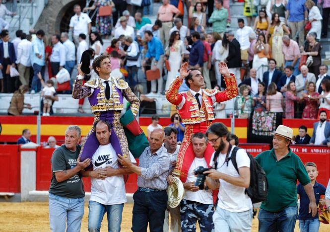 El Juli y El Fandi han salido a hombros (JOAQUÍN ARJONA) 