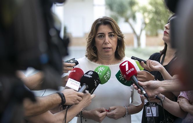 Susana Díaz atiende a los medios (MARIA JOSÉ LÓPEZ / EUROPA PRESS)