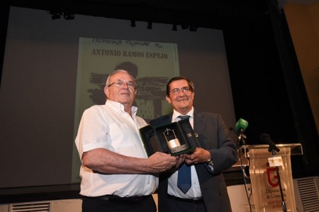 José Entrena entrega el Pozo de Plata honorífico a Antonio Ramos Espejo (R. MARTÍNEZ / DIPGRA)
