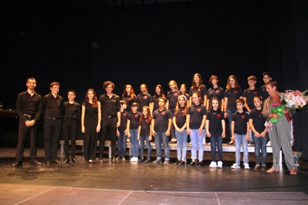 Olga Ruano junto a los musicos y el coro que participaron en concierto (AYTO. ALMUÑÉCAR)