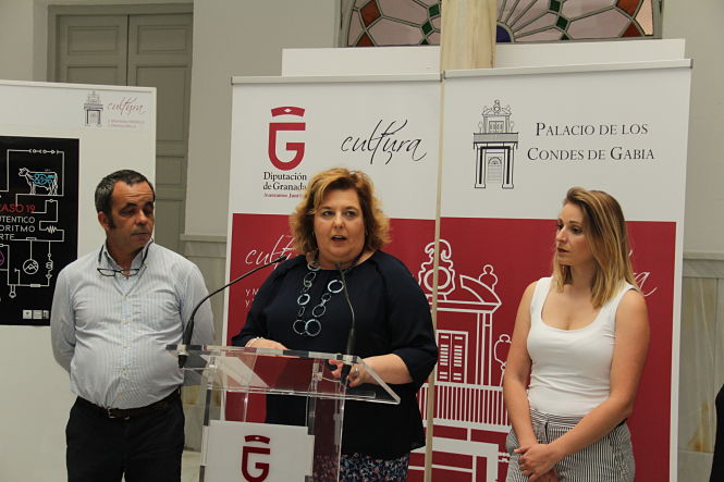 La Diputada de cultura en funciones, Fatima Gómez ha presentado `Becas al raso` (M. JIMÉNEZ / DIPGRA)