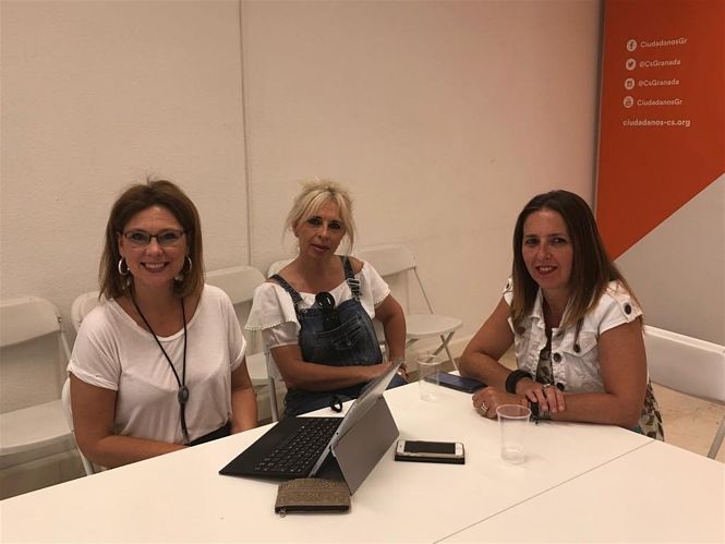 La parlamentaria granadina de Ciudadanos en el Parlamento de Andalucía y portavoz de Educación de la formación, Mar Sánchez, se reúne con monitoras escolares (Ciudadano) S