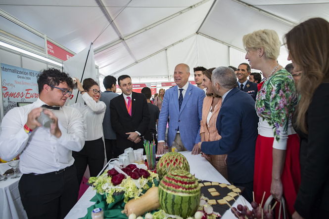 El Consejero de Educación y Deporte, Javier Imbroda ha inaugurado la I Feria de FP Dual (JUNTA DE ANDALUCIA)