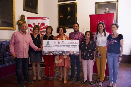 La rectora Pilar Aranda ha recogido el cheque simbólico (UGR)
