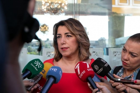 Susana Díaz atiende a los medios (JESÚS PRIETO / EUROPA PRESS)