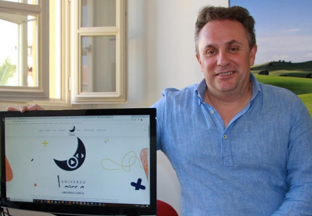 El diputado de turismo, Enrique Medina posa junto a la web (DIPGRA)