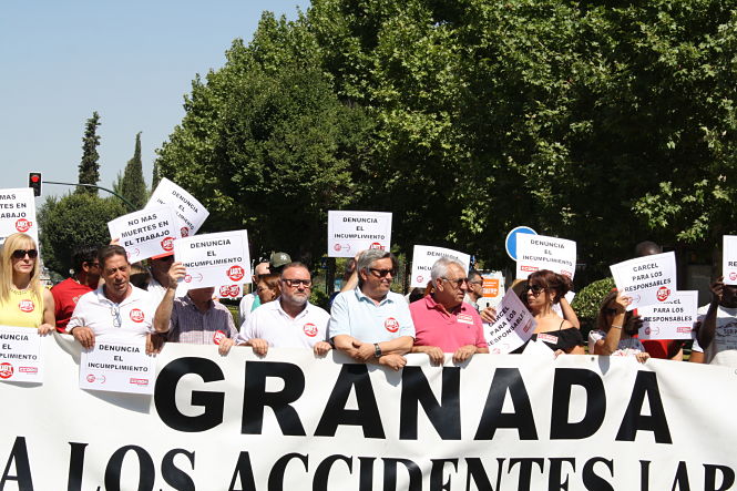Concentración sindical para protestar contra la muerte del trabajador en Cogollos Vega (UGT)
