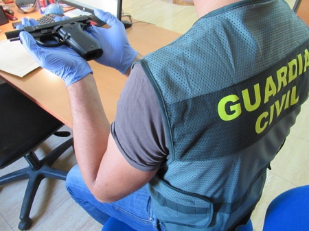 Un Guardia Civil con la pistola incautada (GUARDIA CIVIL)