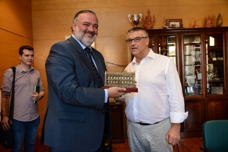 El Alcalde de Guadix, Jesús Lorente ha entregado un obsequio al Delegado del Gobierno, Pablo García (JUNTA)