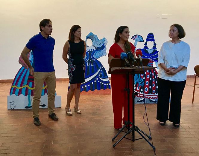 Lucía Garrido se dirige a los participantes en el taller (AYTO. GRANADA)