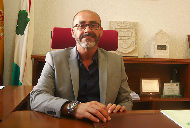 Salustiano Ureña en su despacho de alcaldía en el Ayuntamiento de Albolote (GRN)