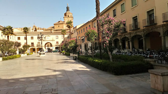 La Plaza de las Palomas ha mejorado su aspecto (AYTO. GUADIX)