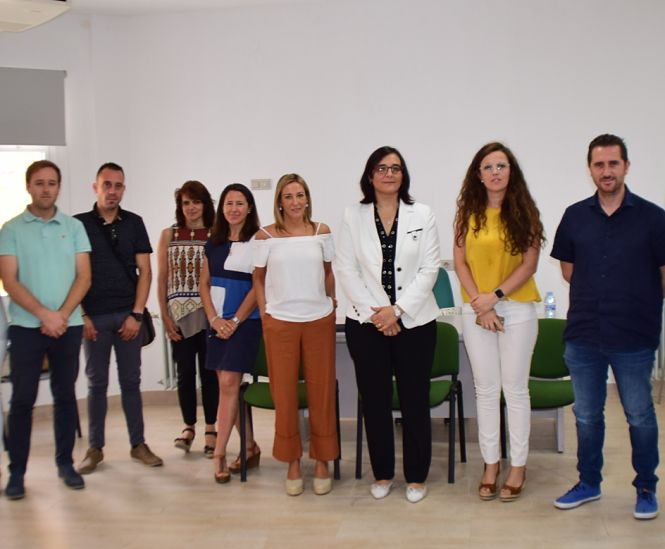 La Delegada de agricultura con los participantes en la reunión (JUNTA)