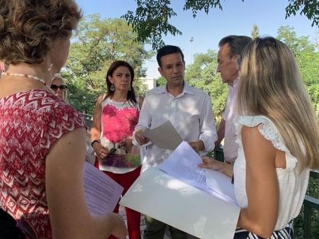 Paco Cuenca durante la visita a La Rosaleda (PSOE)