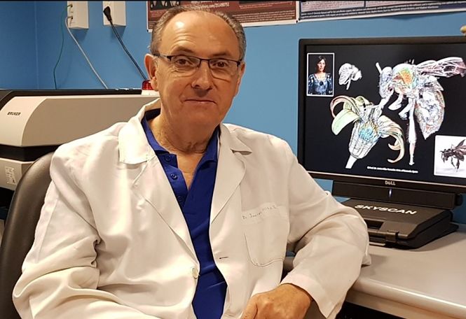 El profesor de la UGR Javier Alba-Tercedor con el microtomógrafo Skyscan 1172 (UGR)