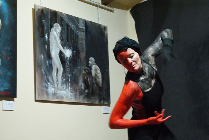 Una,de las obras de la exposición `Debajo de las costillas` (MDAD. ALPUJARRA)