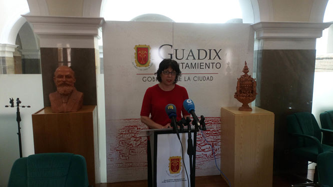 La Concejal de Cultura, Encarni Pérez ha presentado `Cine en las Plazas` (AYTO. GUADIX)