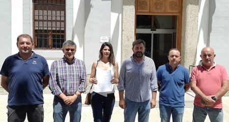 Representantes de los colectivos tras el registro de las alegaciones en contra de la macrogranja (AGAPRO)