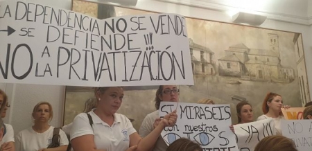 Ayuda a domicilio de ALbolote ha protestado en el pleno por su presunta privatización (CCOO)