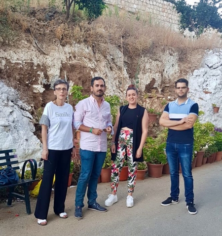 Miembros del PSOE de Lanjarón ante el Muro del Calvario (PSOE LANJARÓN)