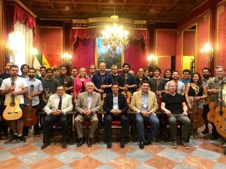 Luis Salvador con los alumnos de la Universidad de California (AYTO. GRANADA)