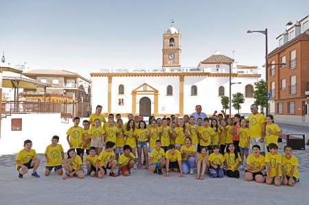 Escolares y sus profesores junto al alcalde y la concejala de Educación de Huétor Tájar (AYTO. HUÉTOR TÁJAR)