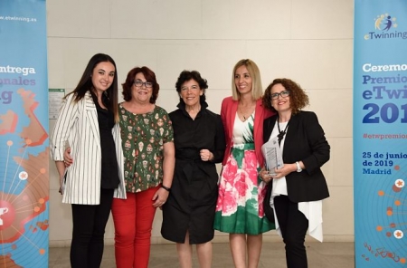 Las premiadas junto a la ministra en funciones, Isabel Celaa (JUNTA)