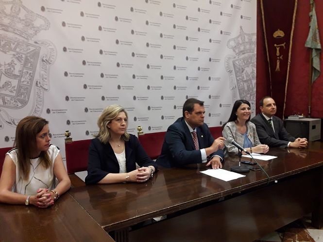 Macarena Olona en rueda de prensa junto a miembros del grupo municipal de Vox en el Ayuntamiento de Granada (EUROPA PRESS) 