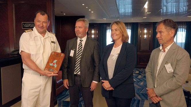 Entrega de una metopa al capitán del crucero Sirena en Motril (PUERTO DE MOTRIL)