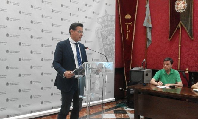 El alcalde de Granada, Luis Salvador, atiende a los medios (EUROPA PRESS)