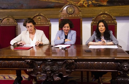 La rectora de la UGR, Pilar Aranda ha firmado el convenio (UGR)