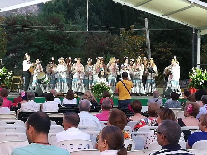 Uno de los coros durante su actuación (AYTO. MONACHIL)