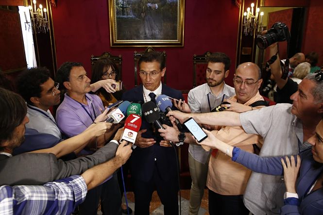 Luis Salvador atiende a los medios (ÁLEX CÁMARA / EUROPA PRESS)