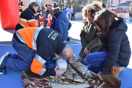 Un sanitario realiza un simulacro de reanimación (AYTO. BAZA)