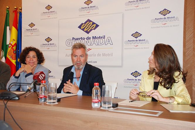 Pilar Aranda y José García Fuertes han sellado el acuerdo (UGR)