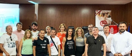 Foto de grupo tras la entrega de diplomas (AGAPRO)