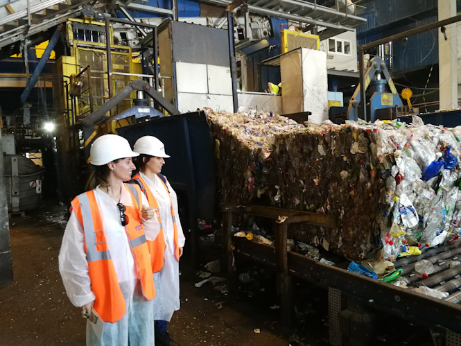 Mari Carmen Fernández, diputada de Medio Ambiente y Protección Animal, ha visitado la planta de Alhendìn (DIPGRA)