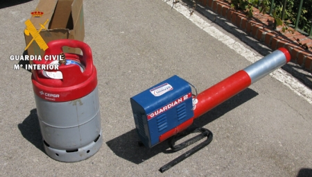 Cañón espantapájaros recuperado por la Guardia Civil (OPC GUARDIA CIVIL)