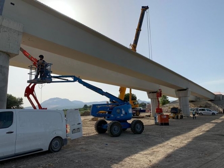 Colocación de las vigas en el puente de Huétor Tájar (JUNTA)