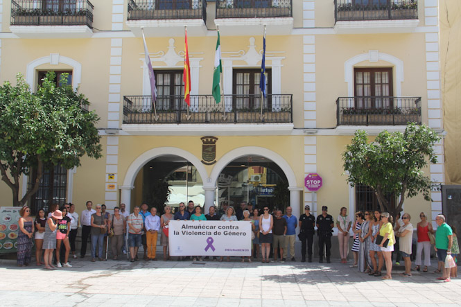 Concentración en Almuñécar contra la violencia de género (AYYO. ALMUÑÉCAR)